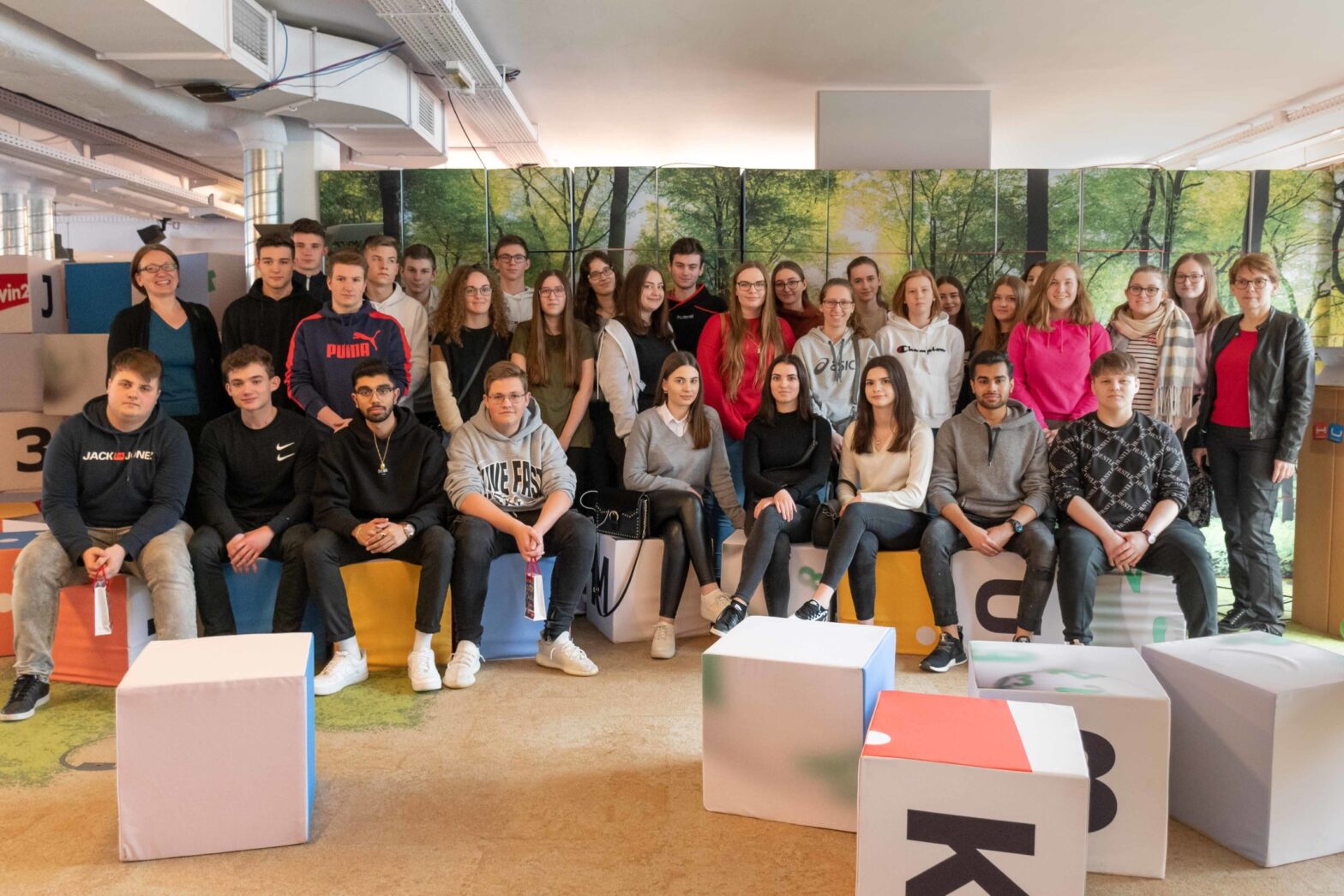 Die dritten Klassen besuchen die Casinos Austria in Wien