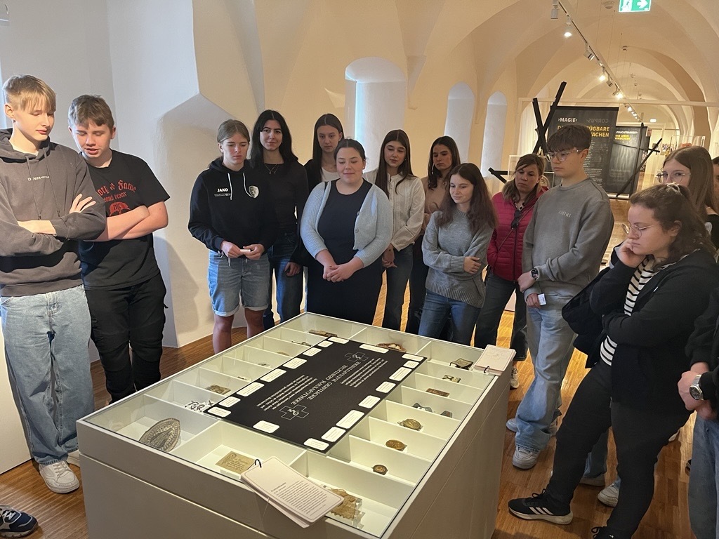 3ABK besuchten die Ausstellung „Wie im Himmel, so auf Erden. Wie auf Erden, so im Himmel?“