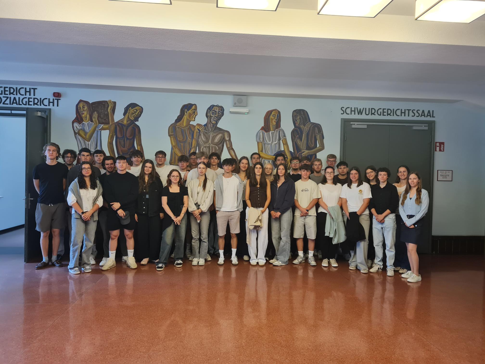 Besuch einer Strafverhandlung am LG Krems mit den Schülerinnen und Schülern der 4AK und 4BK