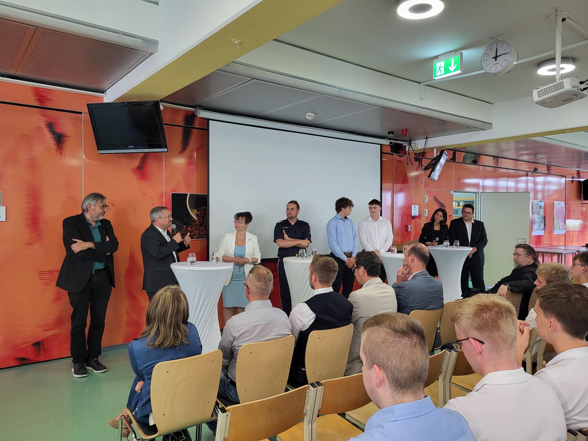 Rechtsstaat & Demokratie im Fokus: 4. Entrepreneurship Tag an der BHAK Horn mit starkem Statement gegen Politikverdrossenheit