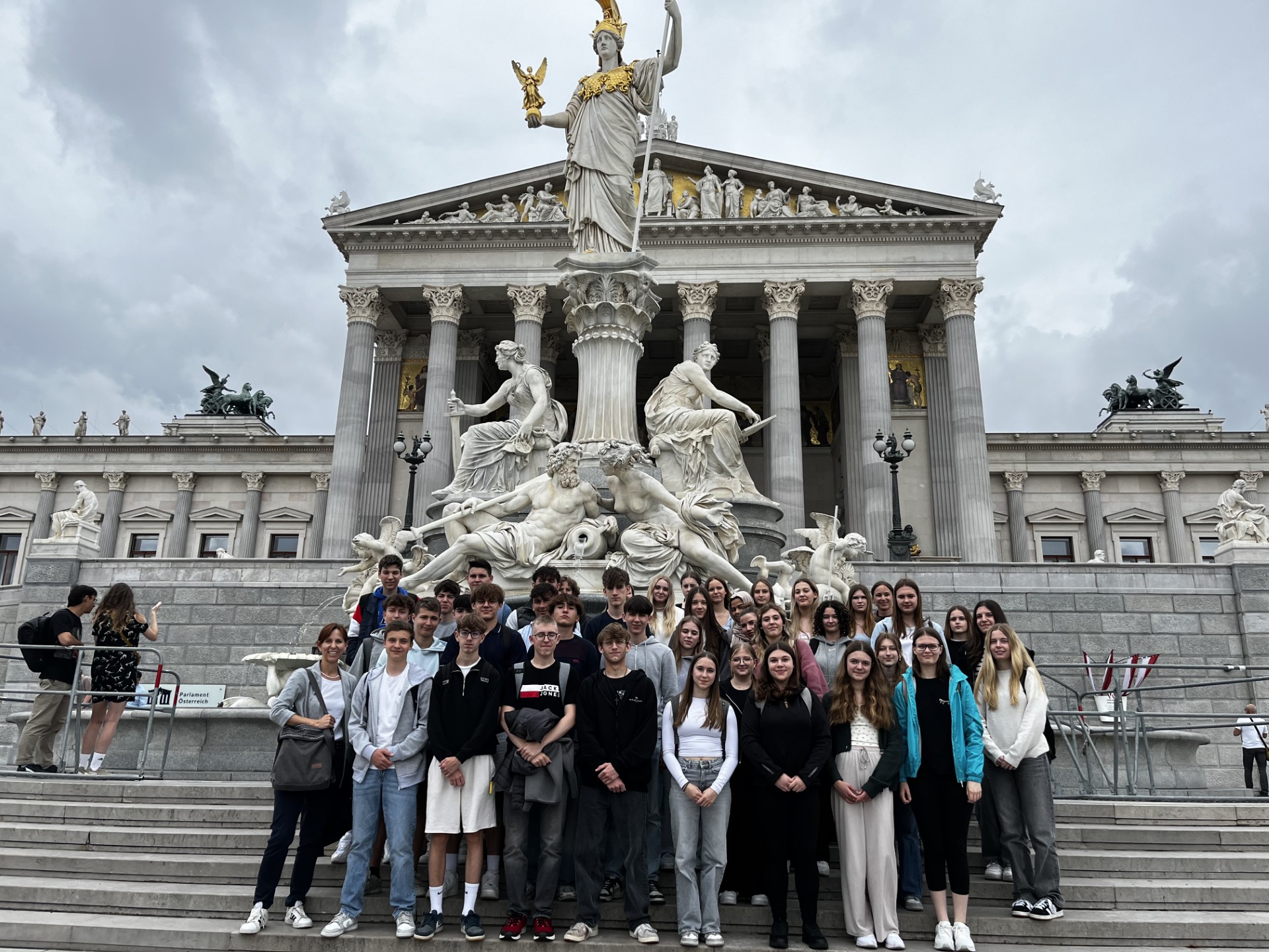 Exkursion ins Herz der Demokratie: 2. Klassen der BHAK Horn besuchen das Parlament