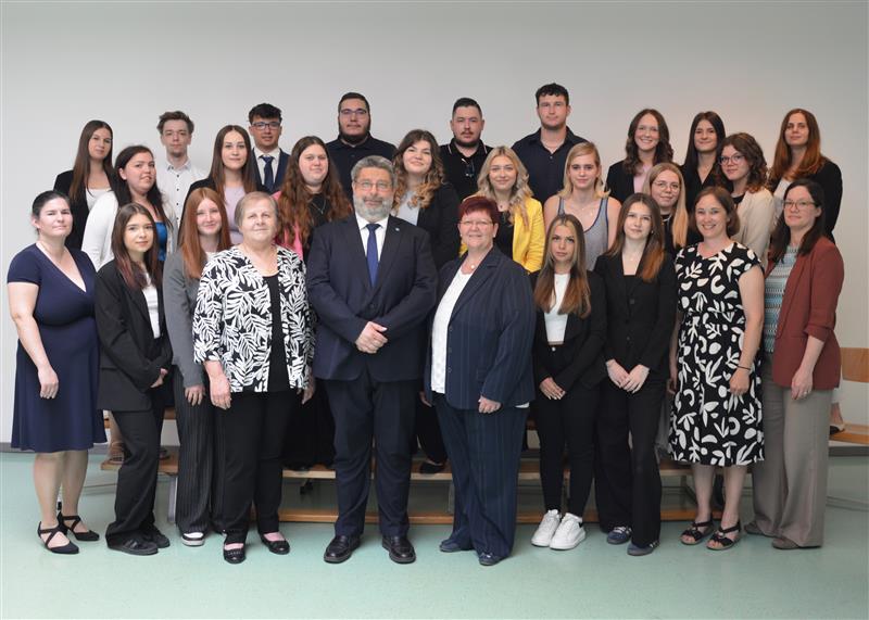 Wir gratulieren den Absolvent*innen der Fachschule für wirtschaftliche Berufe und der Handelsschule Horn zur bestandenen Abschlussprüfung.