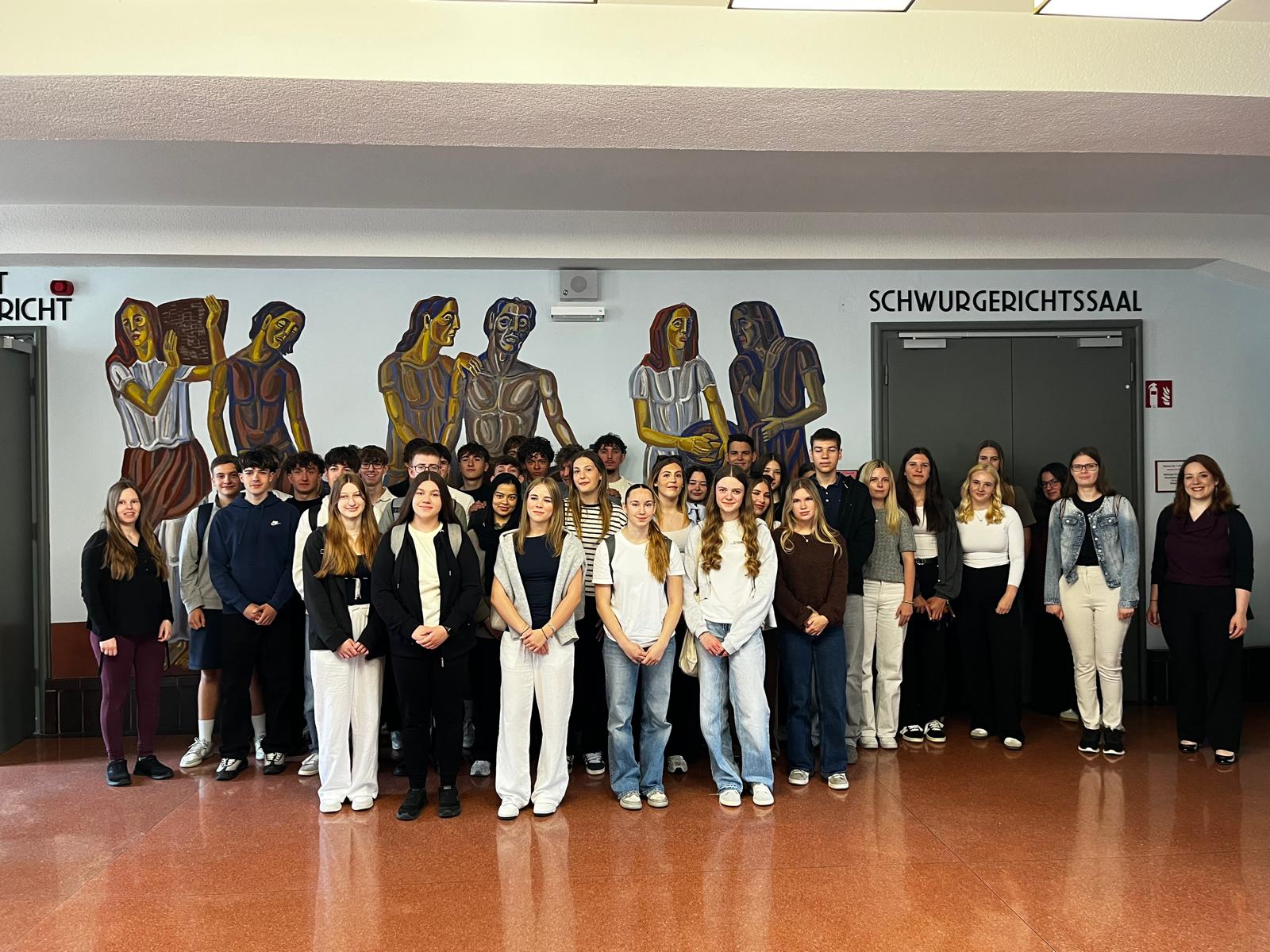 Besuch einer Strafverhandlung am LG Krems mit den Schülerinnen und Schülern der 3AK und 3BK